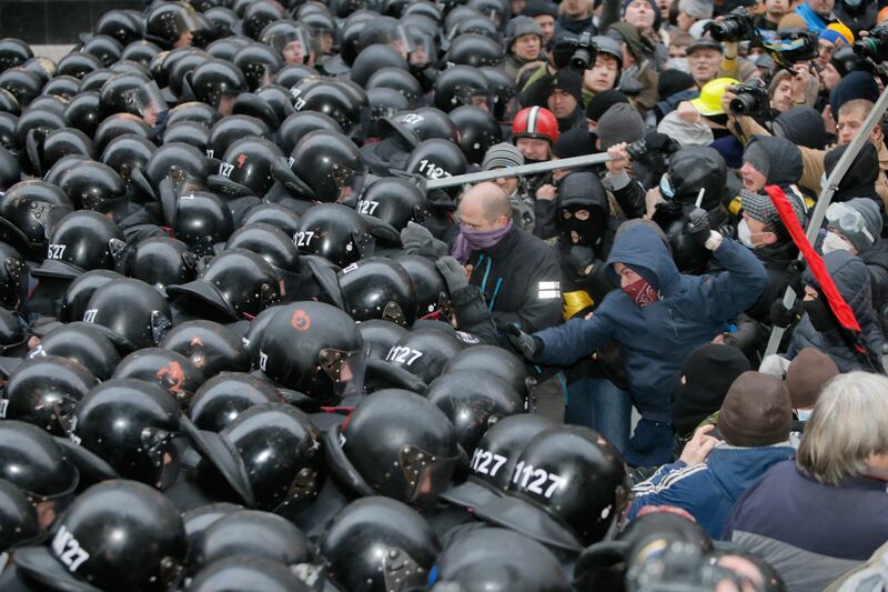 galleries/2013/12/03/ukraine-explodes-in-violence-protesters-call-for-yanukovych-to-resign-photos/131202-ukraine-protest4_snr3ny