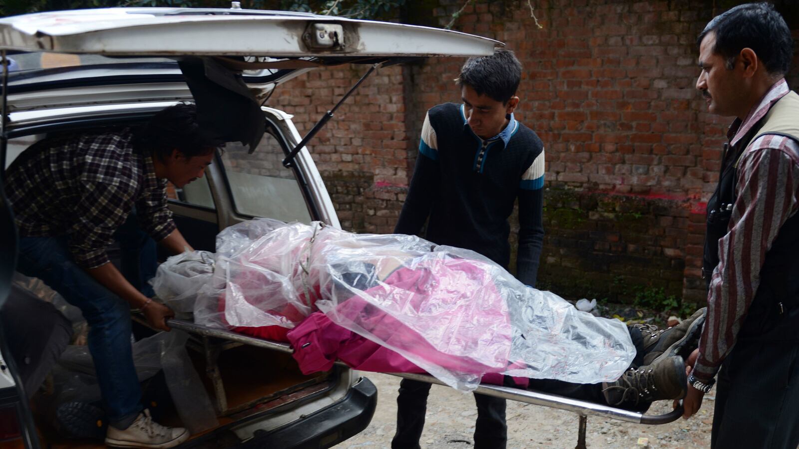 articles/2014/10/20/nepal-s-deadliest-avalanche-was-totally-avoidable/141020-dorworth-nepal-tease_m6bqlz