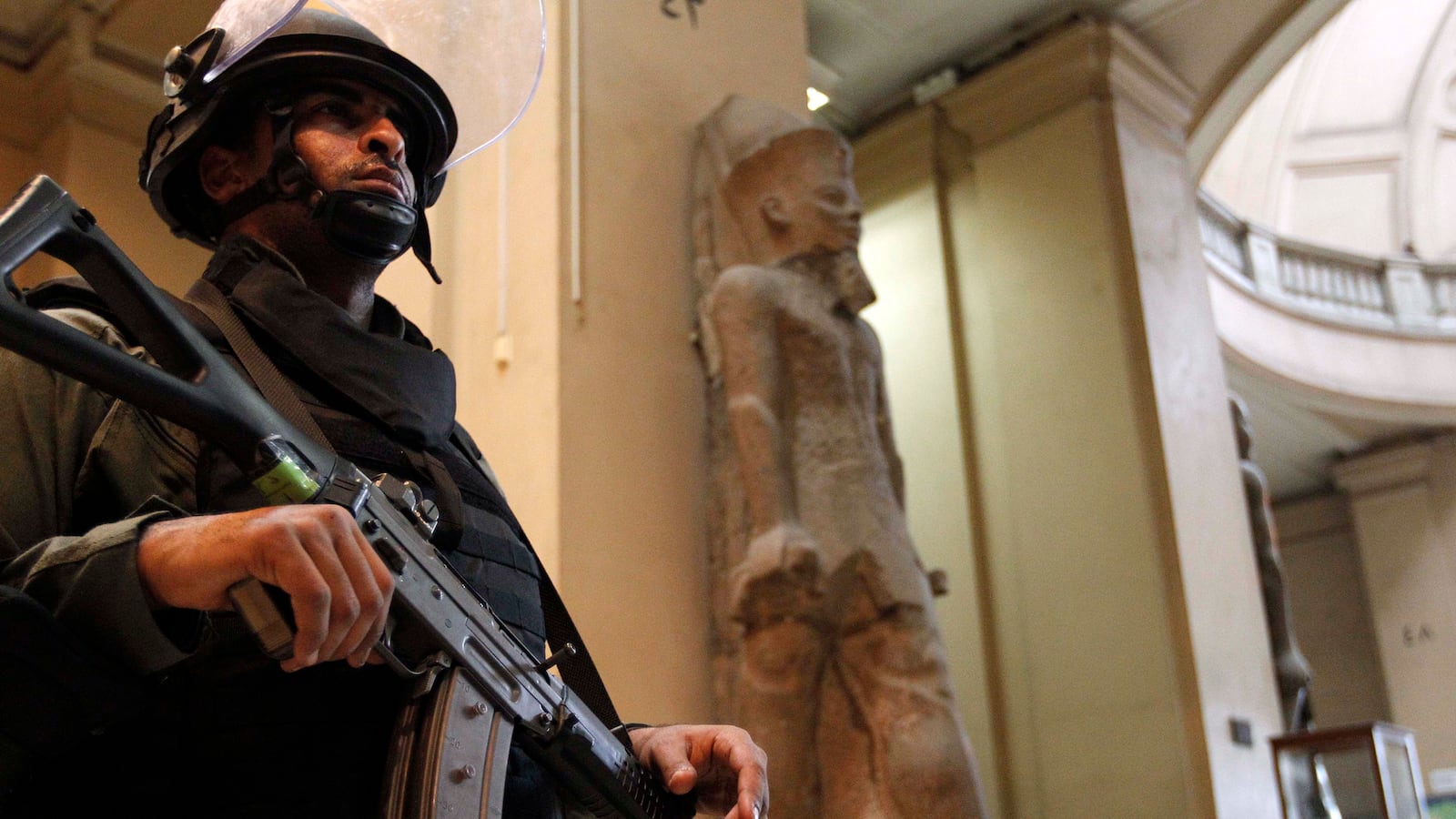 articles/2014/05/31/egyptian-tomb-robbing-market-explodes-on-ebay/140530-egyptian-tomb-raiders-tease_rcr6c4