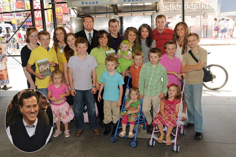 galleries/2012/01/04/duggars-endorse-rick-santorum-and-more-2012-republican-celebrity-endorsements-photos/celebrity-endorsements-gop-canidates-duggar_gmsr2z