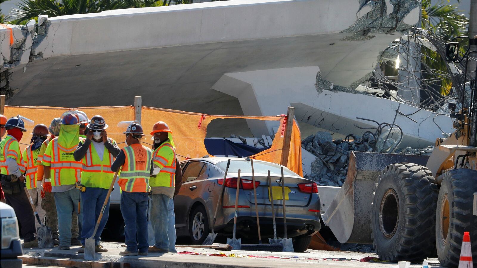 180809-fiu-bridge-collapse-cracks-cheat_hgtjrn