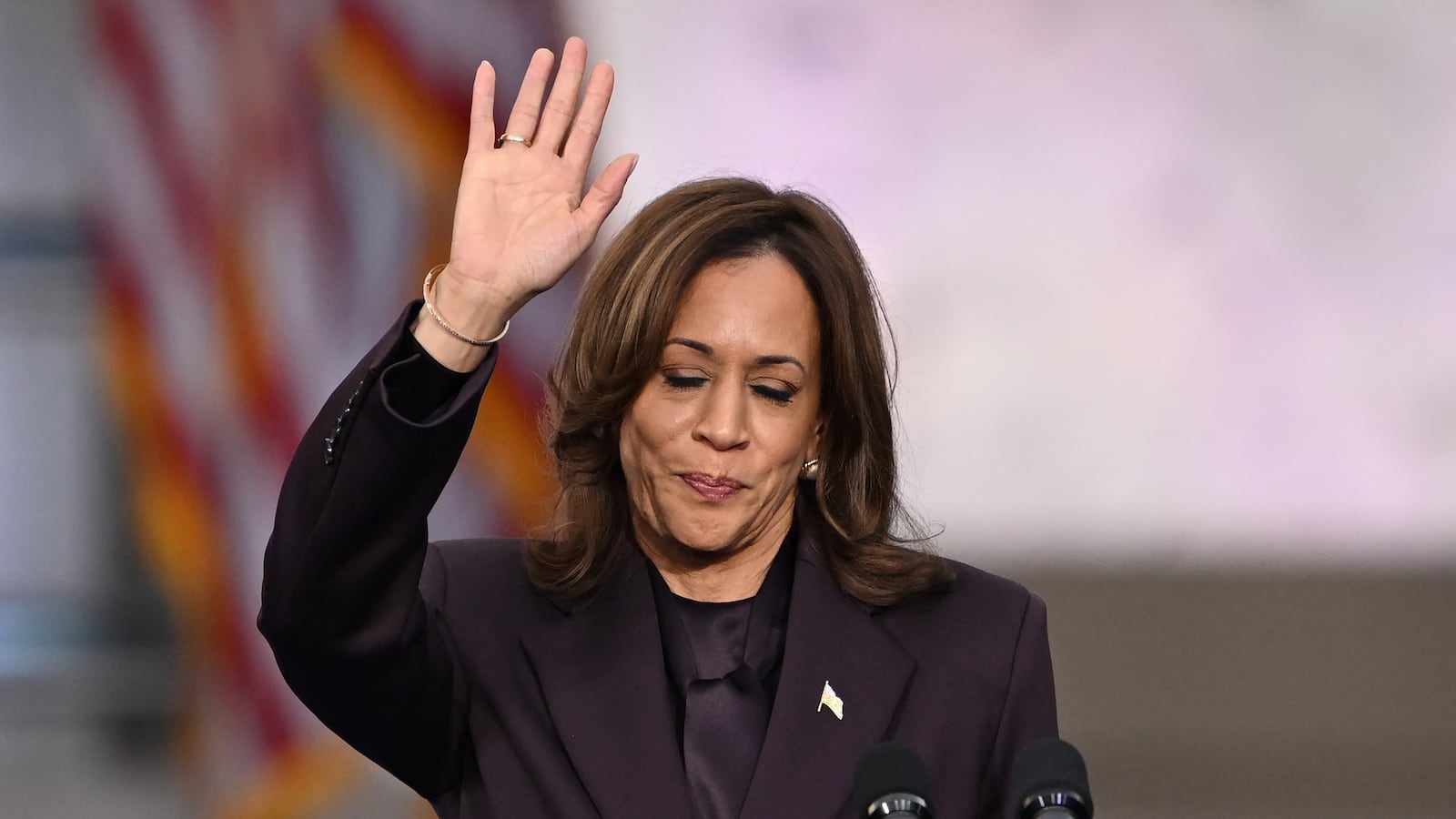Kamala Harris tried unsuccessfully to cheer up staff.