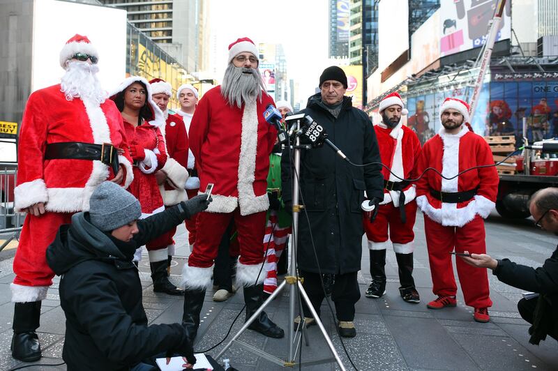 galleries/2014/12/13/new-york-santacon-2014-photos/141213-santacon-nyc-11_ua52cx