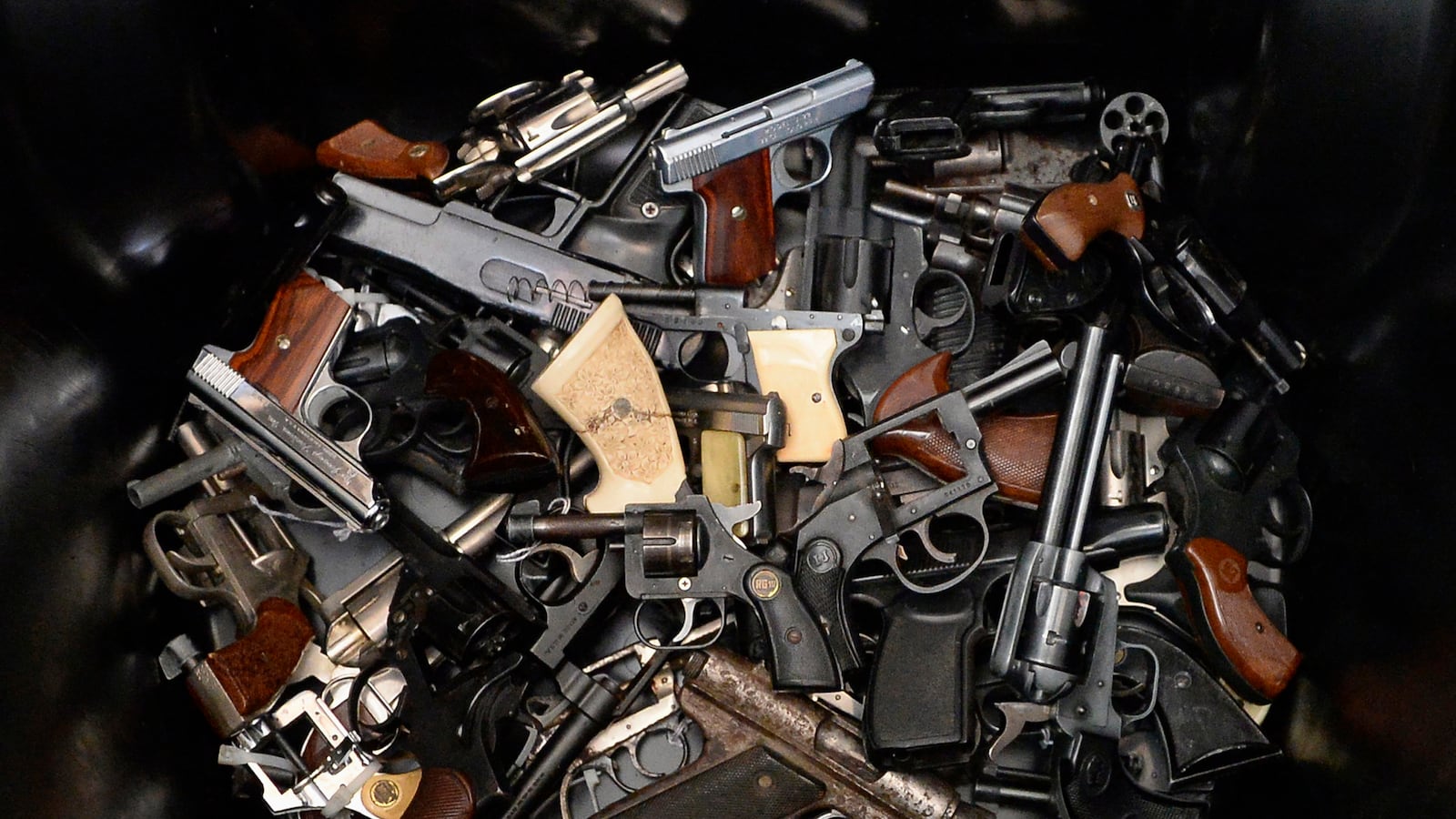 articles/2014/01/20/study-finds-people-with-guns-more-at-risk-for-suicide-and-homicide/140120-zadrozny-guns_i0knzh