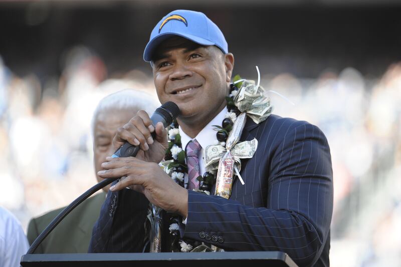 galleries/2012/12/28/whitney-houston-tony-scott-more-celebrities-who-died-in-2012-photos/celebrity-deaths-2012-junior-seau_h7i8da