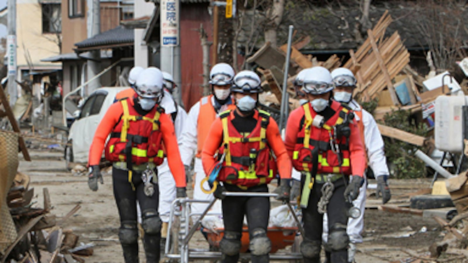 cheats/2011/03/15/8000-people-still-missing/japanese-workers-evacuate_spj8gk