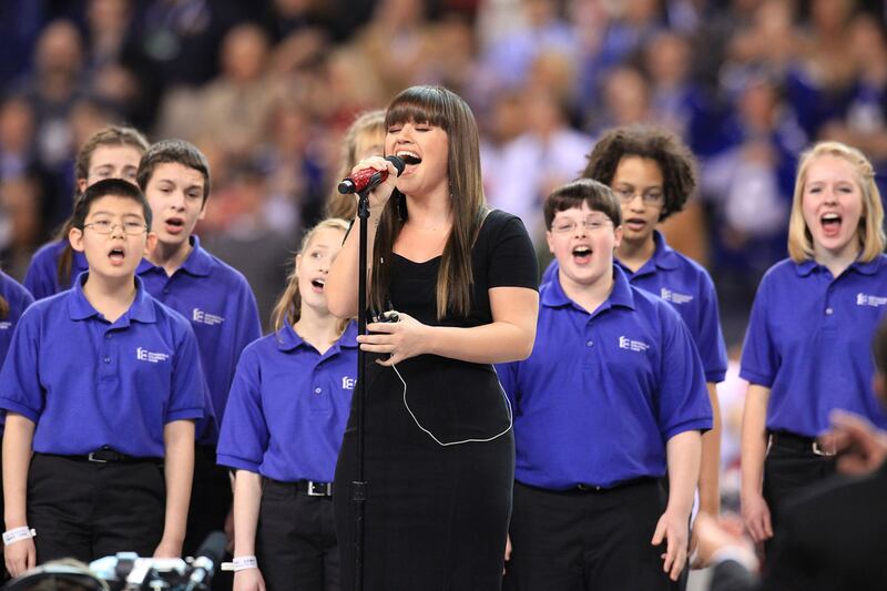 galleries/2012/02/05/madonna-katy-perry-nicki-minaj-stars-at-the-superbowl-photos/superbowl-celebs-kelly-clarkson_pjpfpm