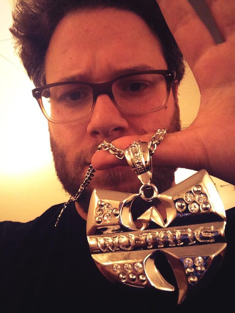 galleries/2014/01/19/nicki-minaj-lindsay-lohan-the-week-s-best-celebrity-selfies-photos/140117-rogin-selfie_q91k49