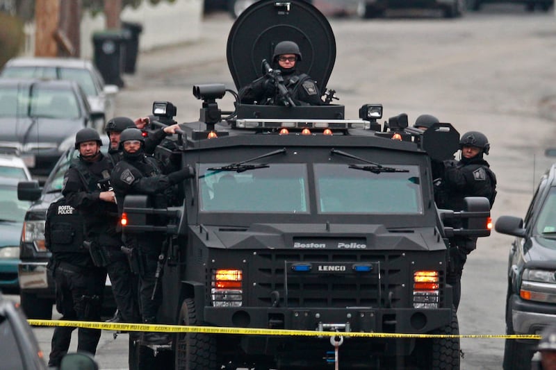 galleries/2013/04/19/boston-marathon-bombers-pre-dawn-manhunt-photos/130419-manhunt-street_kzvyvt