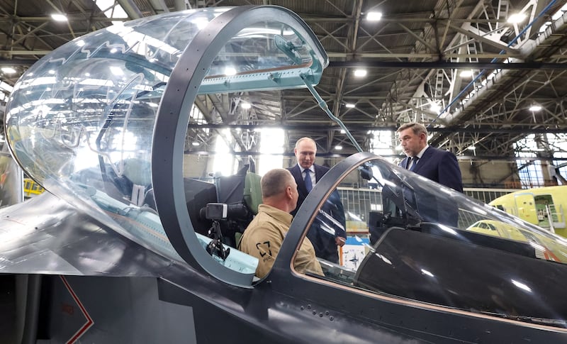 Putin visits an aviation plant