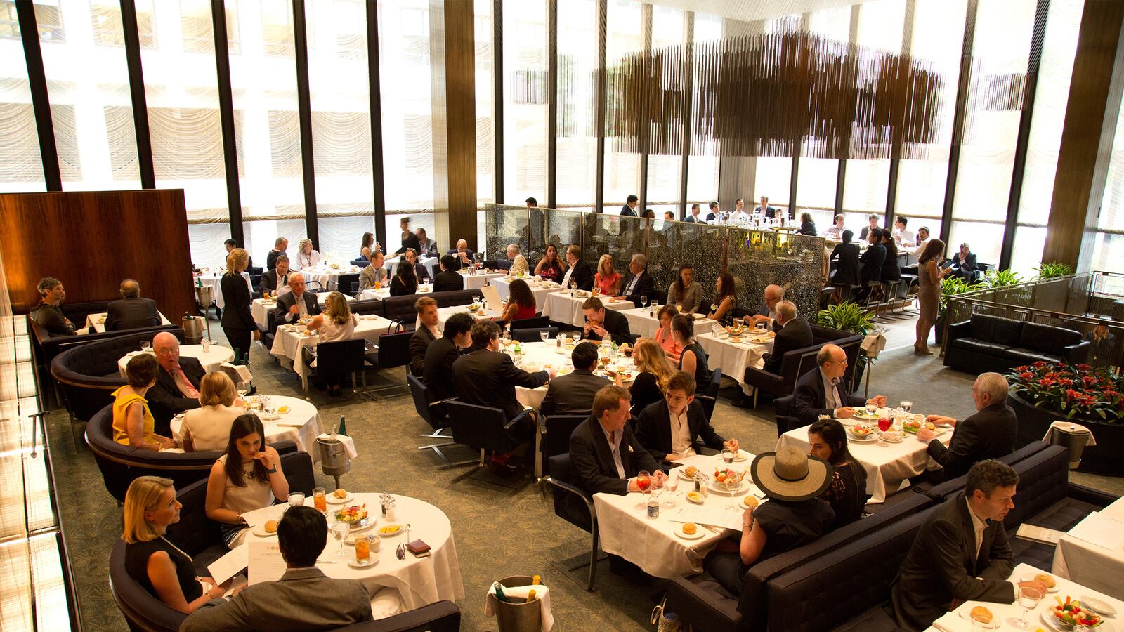 articles/2016/07/17/the-four-seasons-restaurant-s-last-power-lunch-minute-by-minute/160717-cheshes-four-seasons2-embed_cv7yfg