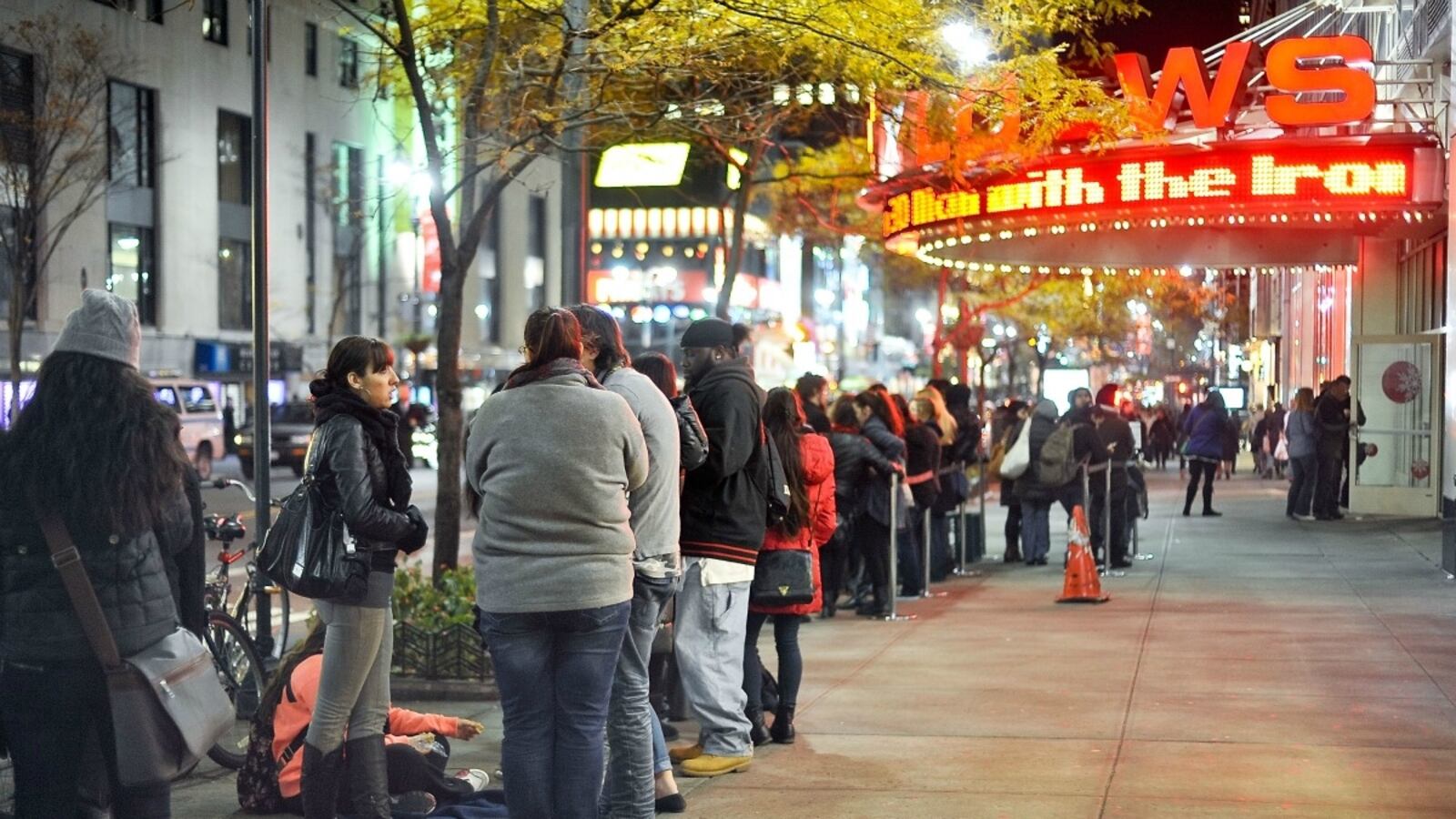 cheats/2012/11/16/twilight-scores-30m-in-midnight-shows/twilight-midnight-cs_oxjmn4