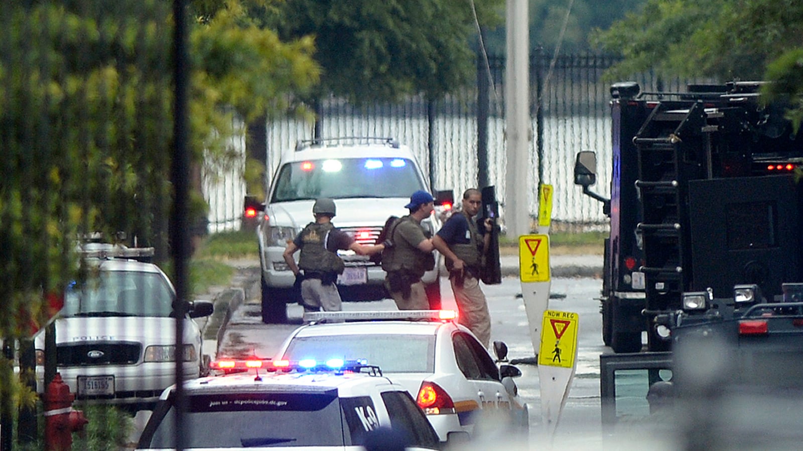 articles/2013/09/19/inside-the-washington-navy-yard-s-building-197-during-alexis-s-rampage/130918-how-it-all-went-down-daly-tease_advwoi