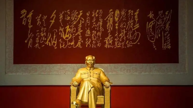 A seated statue of Mao Zedong.