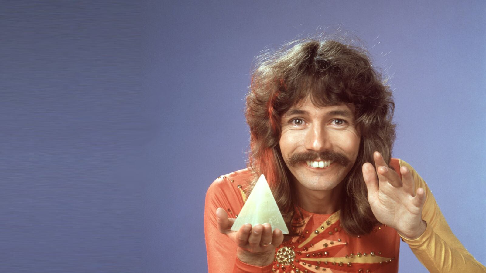 articles/2014/08/19/cheap-trick-most-magicians-are-lazy-hacks/140818-lax-magician-tease_jamslk