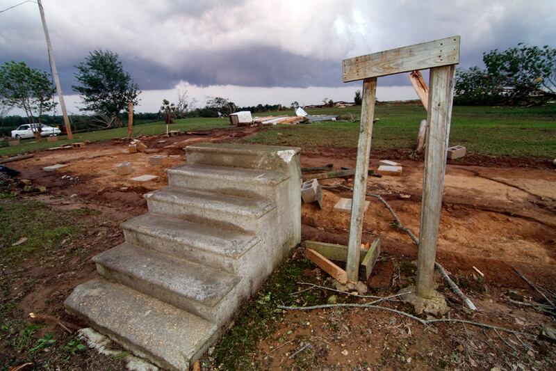 galleries/2011/04/28/tornadoes-kill-hundreds-in-the-south/tornado-4_uwwztp