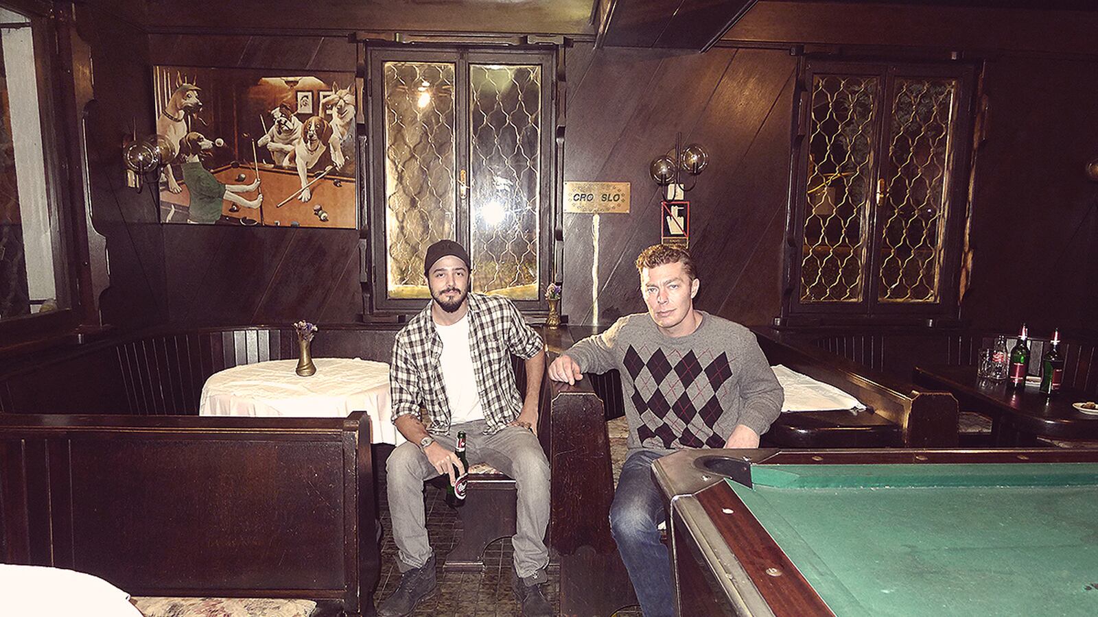 articles/2014/01/06/half-of-this-bar-is-in-slovenia-the-other-half-is-in-croatia/140103-bar-divided-tease_ksowx0