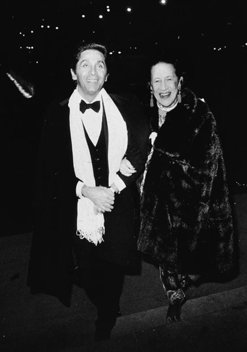 galleries/2009/12/07/valentino-through-the-ages/tymauer--valentino--diana-vreeland_tixesf