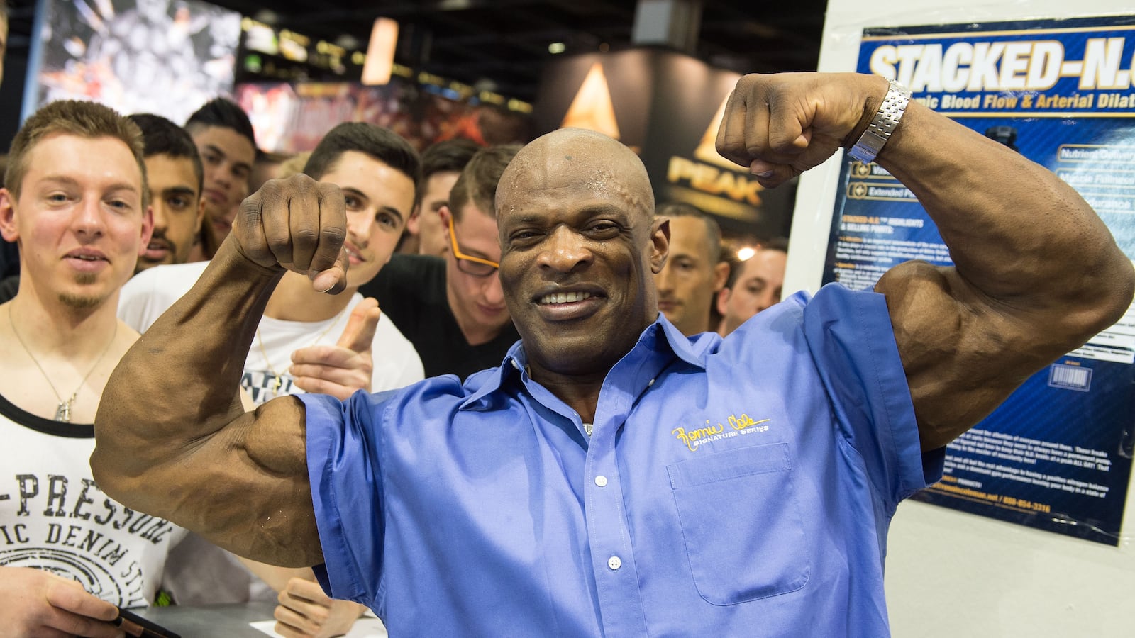 Ronnie Coleman poses with fans.