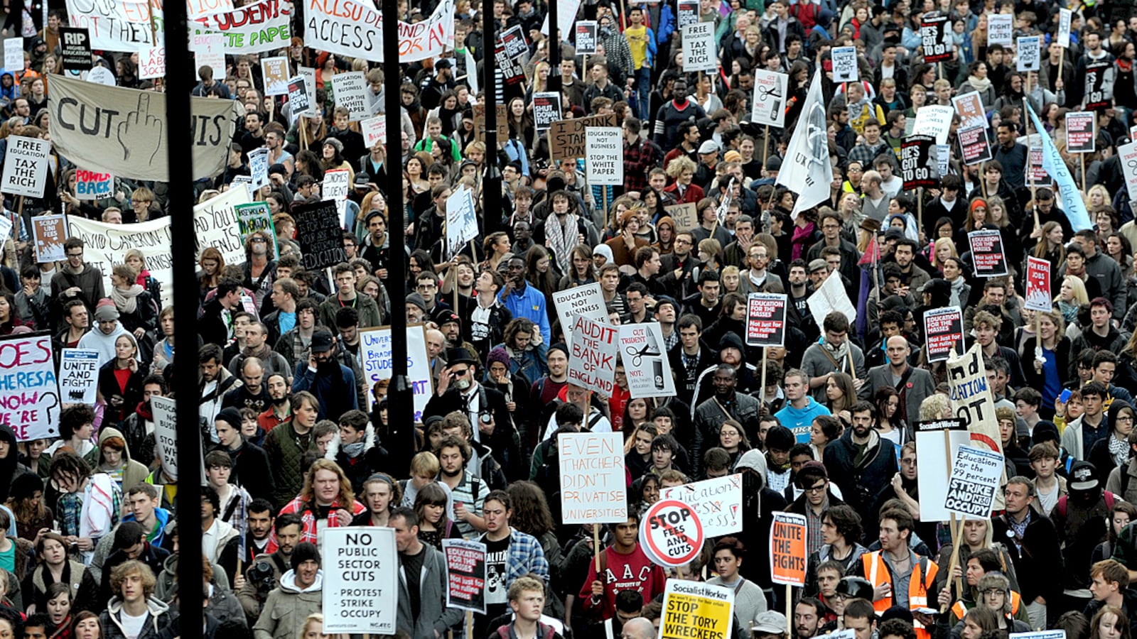 cheats/2011/11/09/10-000-students-march-in-london/london-protests-cs_vsg4az