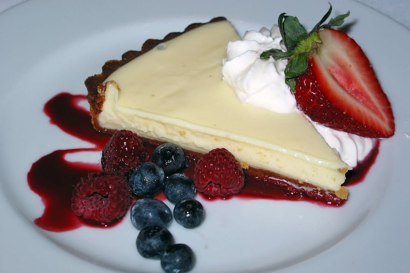 articles/2014/07/13/a-magical-meal-at-louie-s-backyard-in-the-conch-republic/140701-mjstern-roadfood-louies-embed1_fe1zi7