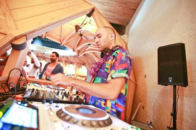 articles/2014/05/08/the-drug-free-breakfast-rave-is-new-york-s-latest-exercise-trend/140507-burdon-breakfast-rave-embed1_lca4xq