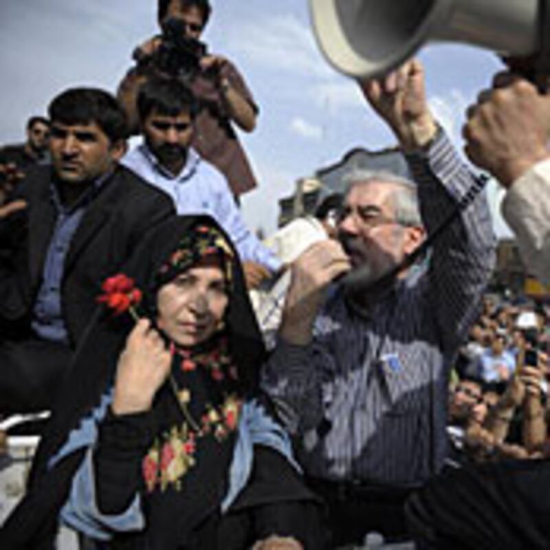 articles/2009/06/15/twitter-breaks-strike-news/mousavi-twitter-strike_32160_tmrvui