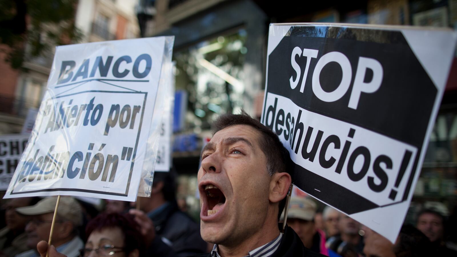 cheats/2012/11/16/spain-suicides-lead-to-eviction-law/spain-banks-evictions-cheat_avvjyl