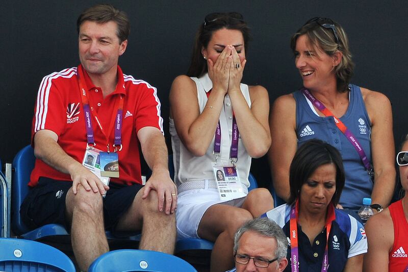 articles/2012/08/10/kate-poses-with-team-gb-hockey-bronze-medal-winners/kate-hockey-team_hsntxx