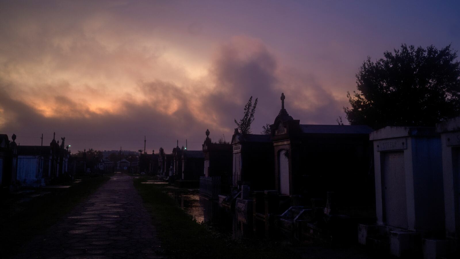 2020-10-29T015839Z_754246786_RC21SJ94FSE5_RTRMADP_3_STORM-ZETA_ffcxxk