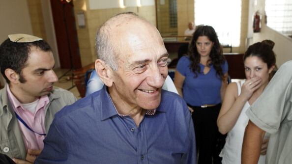 articles/2012/10/22/the-man-on-a-mud-stained-horse/olmert-smile-openz_sl84xt