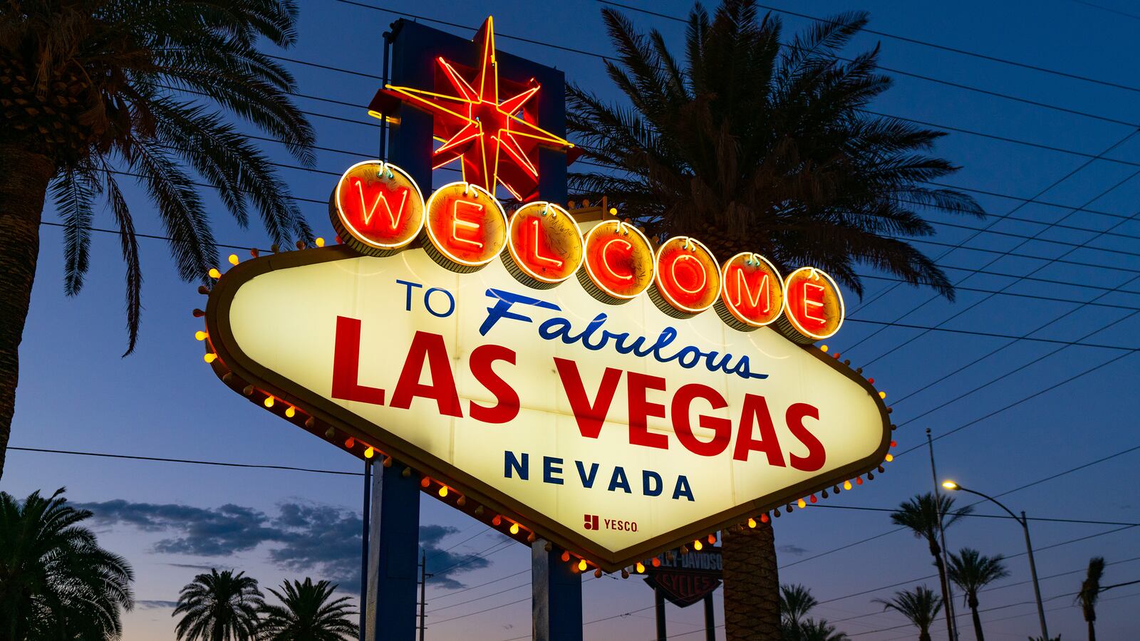 211031-las-vegas-tourist-tease-01_qq1b8u