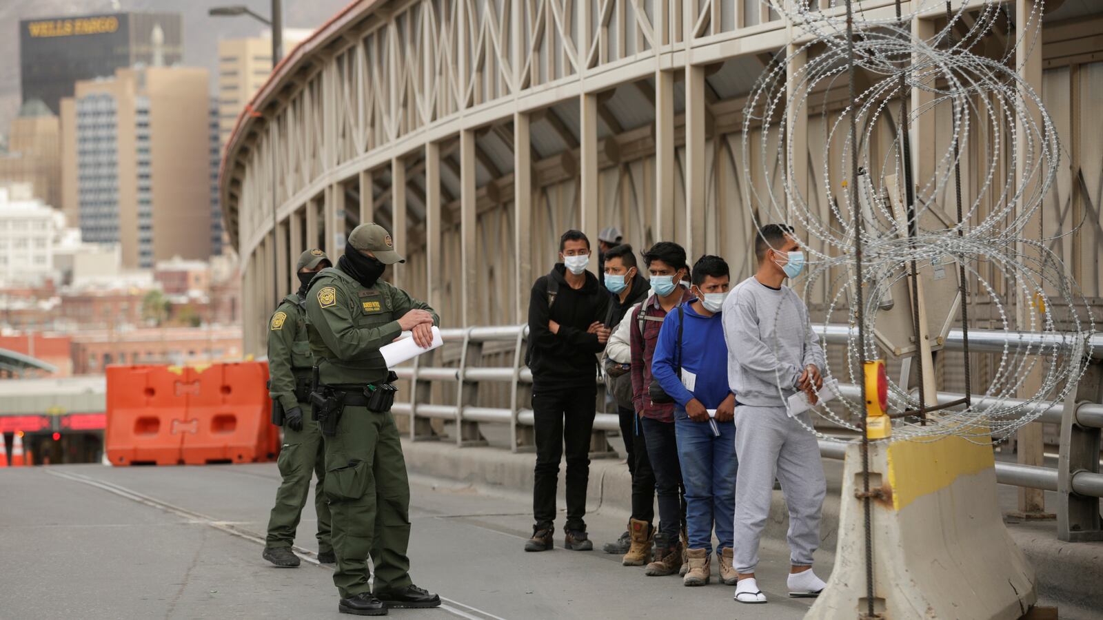 2020-11-12T141652Z_583291012_RC2Q1K900OBI_RTRMADP_3_USA-IMMIGRATION-SMUGGLING_rpr8wp