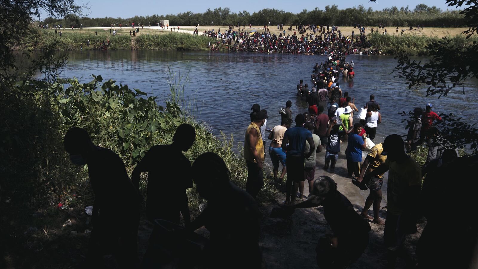 210919-bixby-rio-grande-migrants-tease_k6bb4m