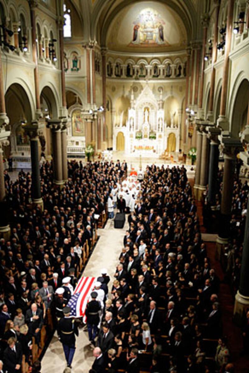 galleries/2009/08/27/mourning-the-kennedys/ted-kennedy-funeral-2-1_qhs82b