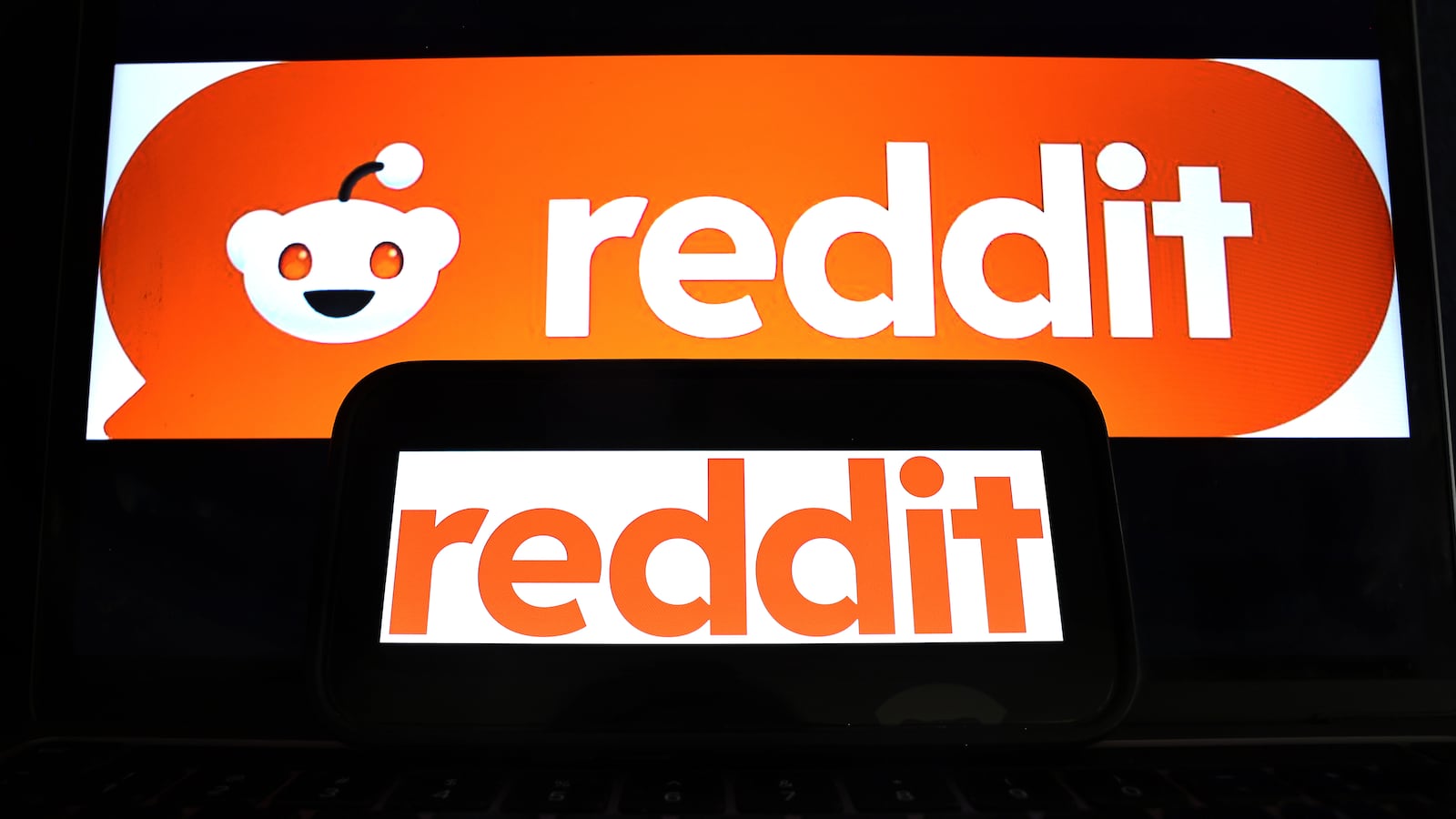 The Reddit logo.