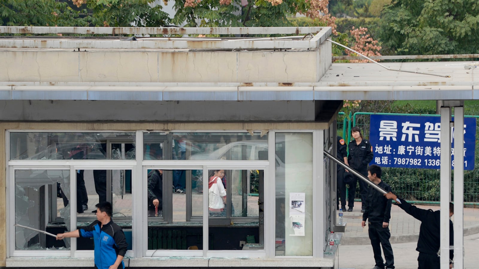 cheats/2012/09/24/foxconn-plant-suspends-production/foxconn-riots-box_wiz0k1