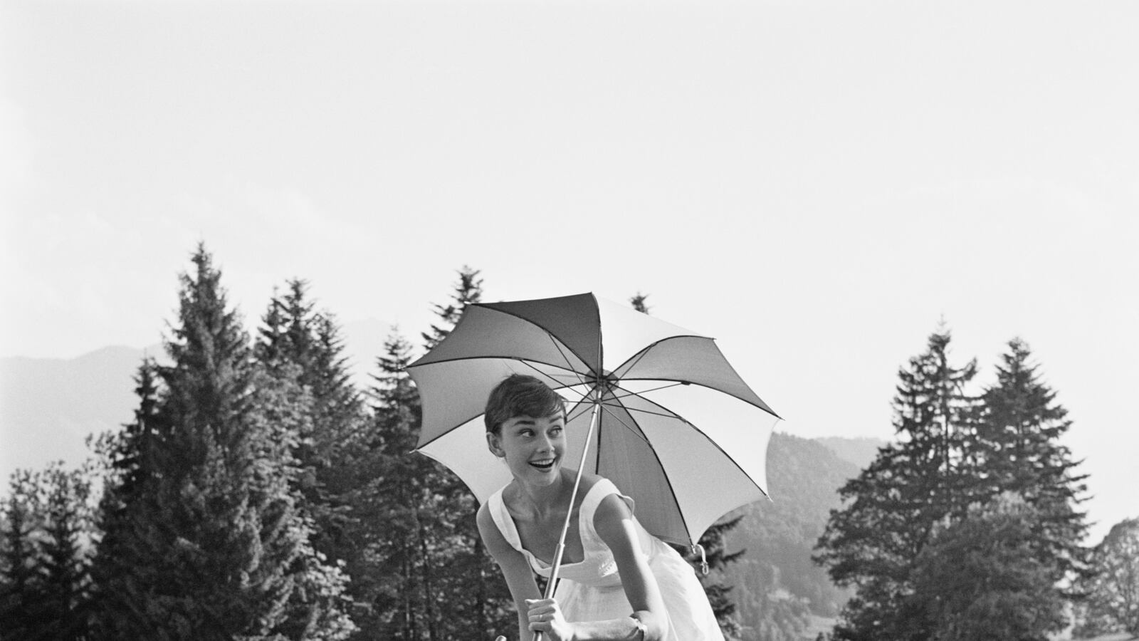 galleries/2013/08/11/old-school-golfing-with-the-stars-photos/celebs-golf-audrey-hepburn_iq2ows