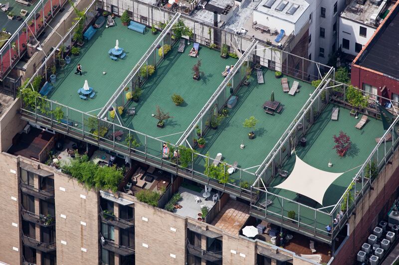 galleries/2012/04/22/earth-day-2012-new-york-rooftop-photos-by-alex-maclean/the-penny-lane-rooftop-garden_ohhfcj