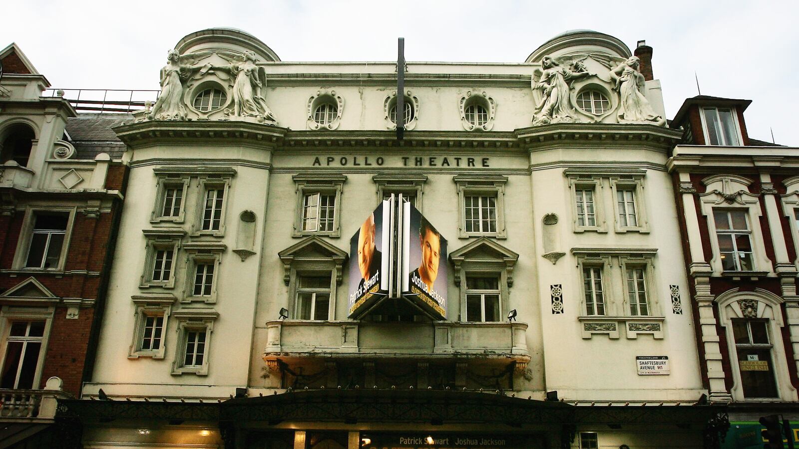 cheats/2013/12/19/balcony-collapses-london-theater/131219-london-apollo-theater-cheat_ivhnsz