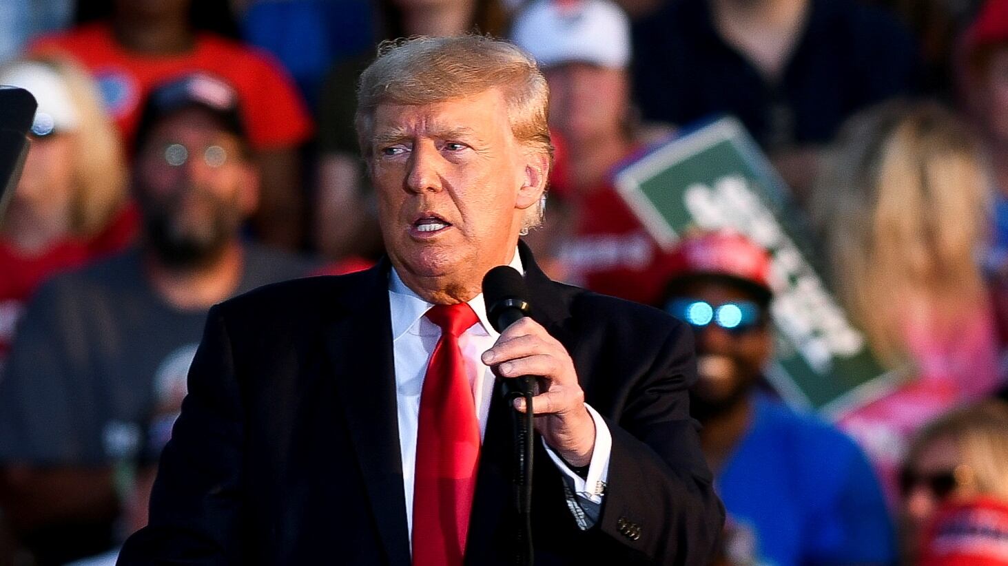 2021-10-22T215750Z_1504547077_RC29FQ9EYVST_RTRMADP_3_USA-TRUMP-SOCIALMEDIA_ymgj2h