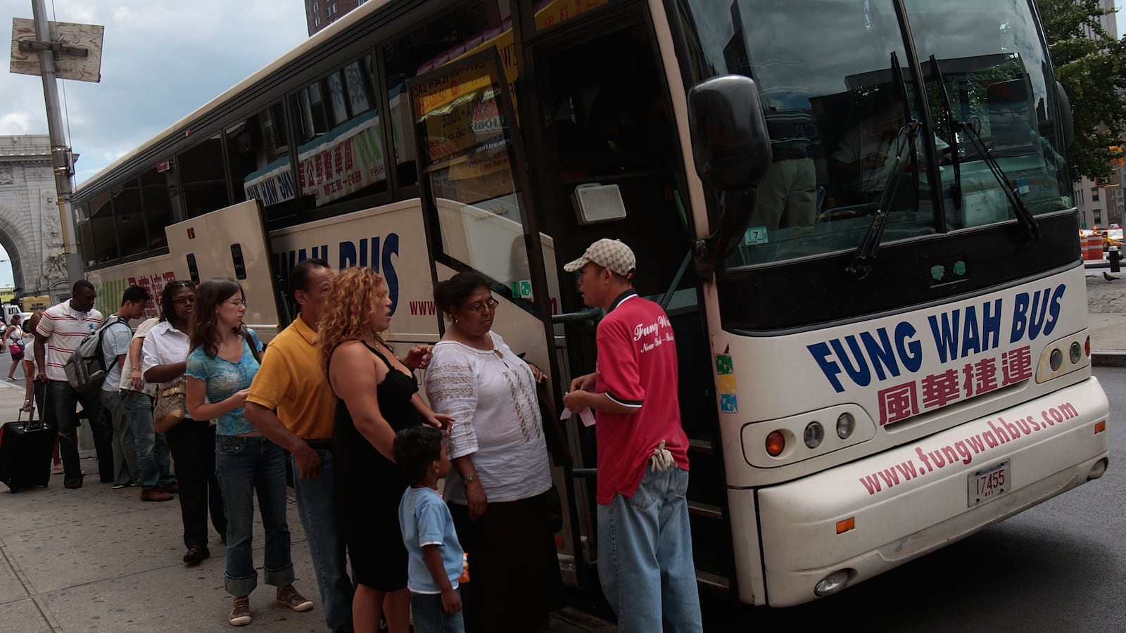 cheats/2013/02/26/fung-wah-pulls-buses/130226-fungwah-bus-fail-cheat_sccnwq