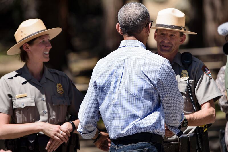 galleries/2016/06/20/obamas-travel-to-yosemite-to-help-park-service-celebrate-centennial/160620-obama-yosemite7_pkx58a