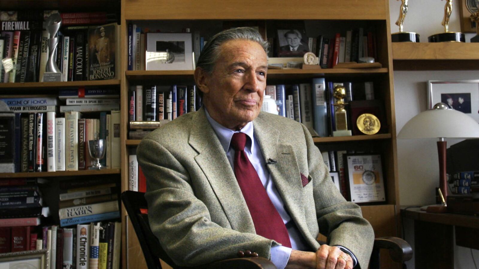 articles/2012/05/01/emotional-memorial-for-60-minutes-legend-mike-wallace/mike-wallace-memorial-grove_iltmua