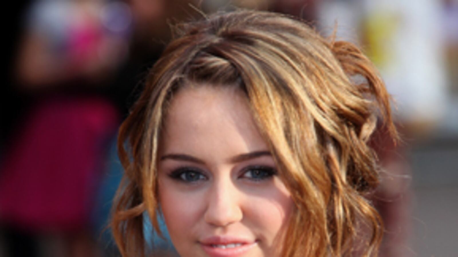 cheats/2009/07/30/miley-cyrus-creepy-stalker/miley-cyrus-1_zlwbnw