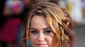 cheats/2009/07/30/miley-cyrus-creepy-stalker/miley-cyrus-1_zlwbnw