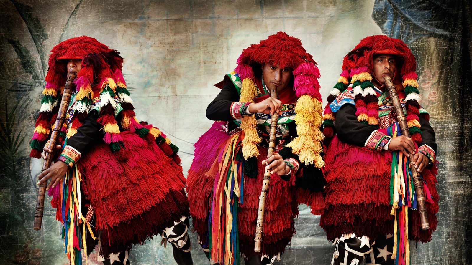articles/2013/11/19/alta-moda-exhibit-pays-tribute-to-mario-testino-s-peruvian-roots/131118-peruvian-embed03_njqhu8