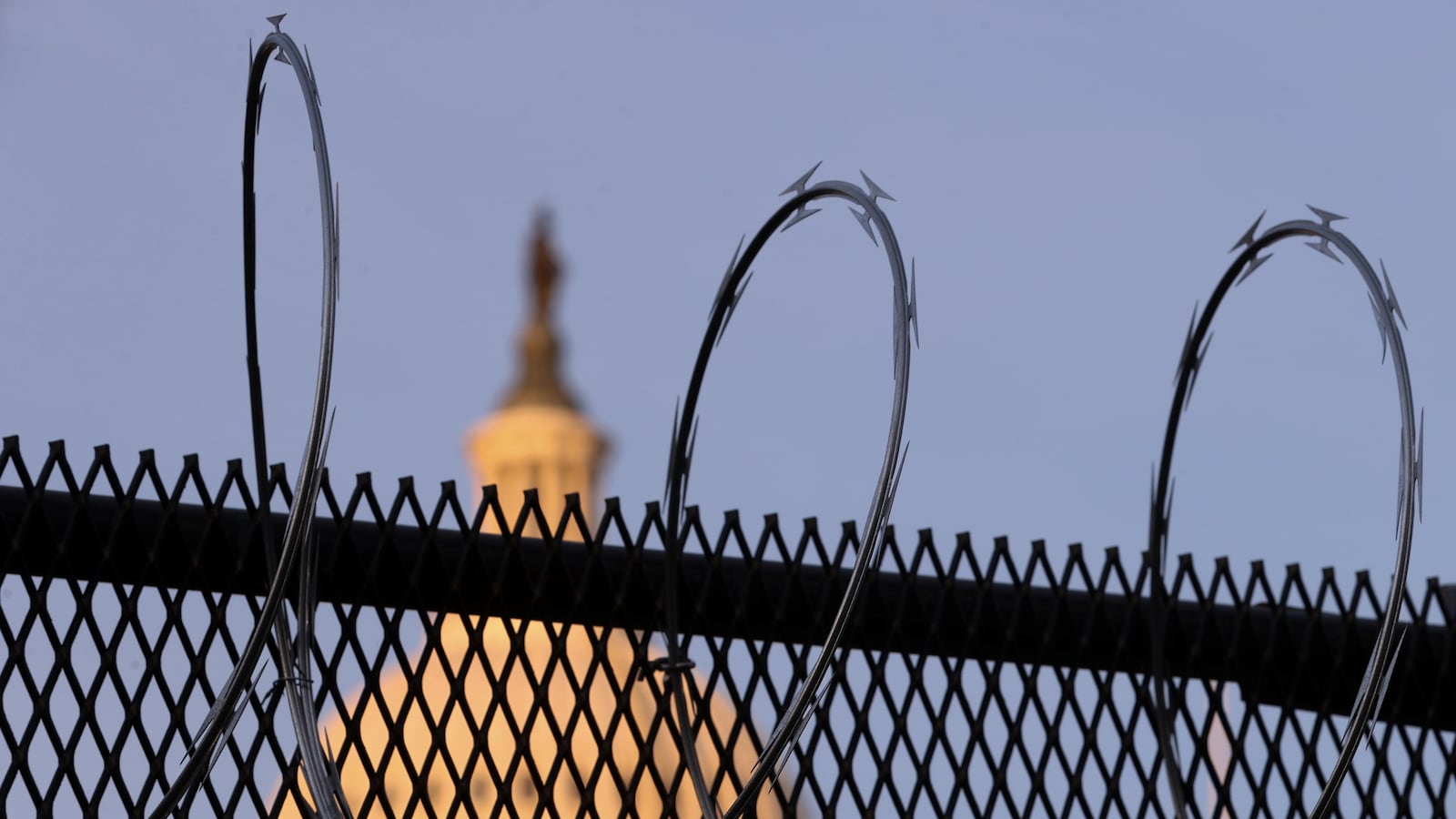 2021-01-14T233221Z_965425903_RC2Z7L9X4EM2_RTRMADP_3_USA-TRUMP_wqgyaz