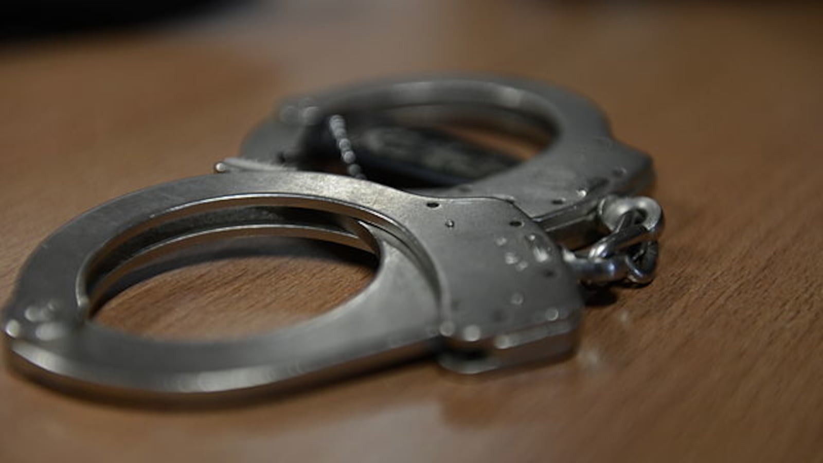 640px-Handcuffs_on_table_nr4vsg