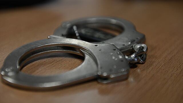 640px-Handcuffs_on_table_nr4vsg